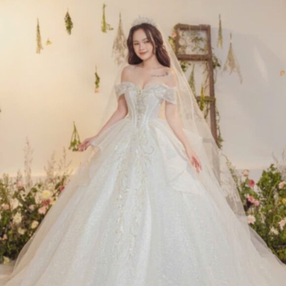 White Wedding Dress that will make you feel like a Princess! - Picture 7 of 7